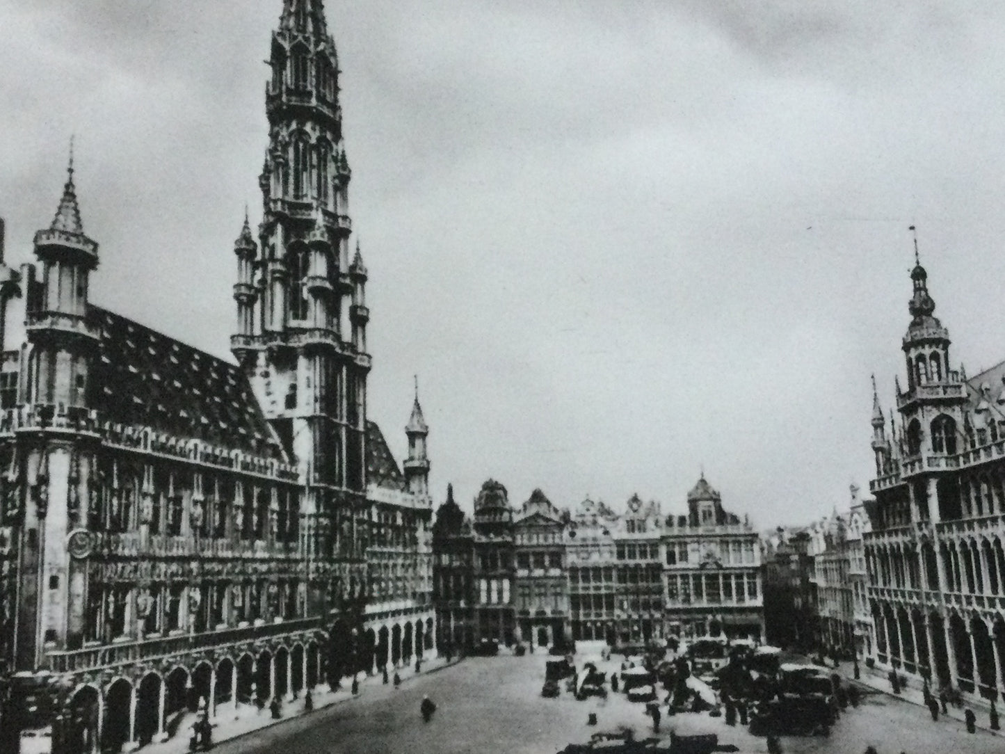 Vintage 1930s postcard Brussels BELGIUM b&w photo General view of Market Place Groote Markt Grand Place