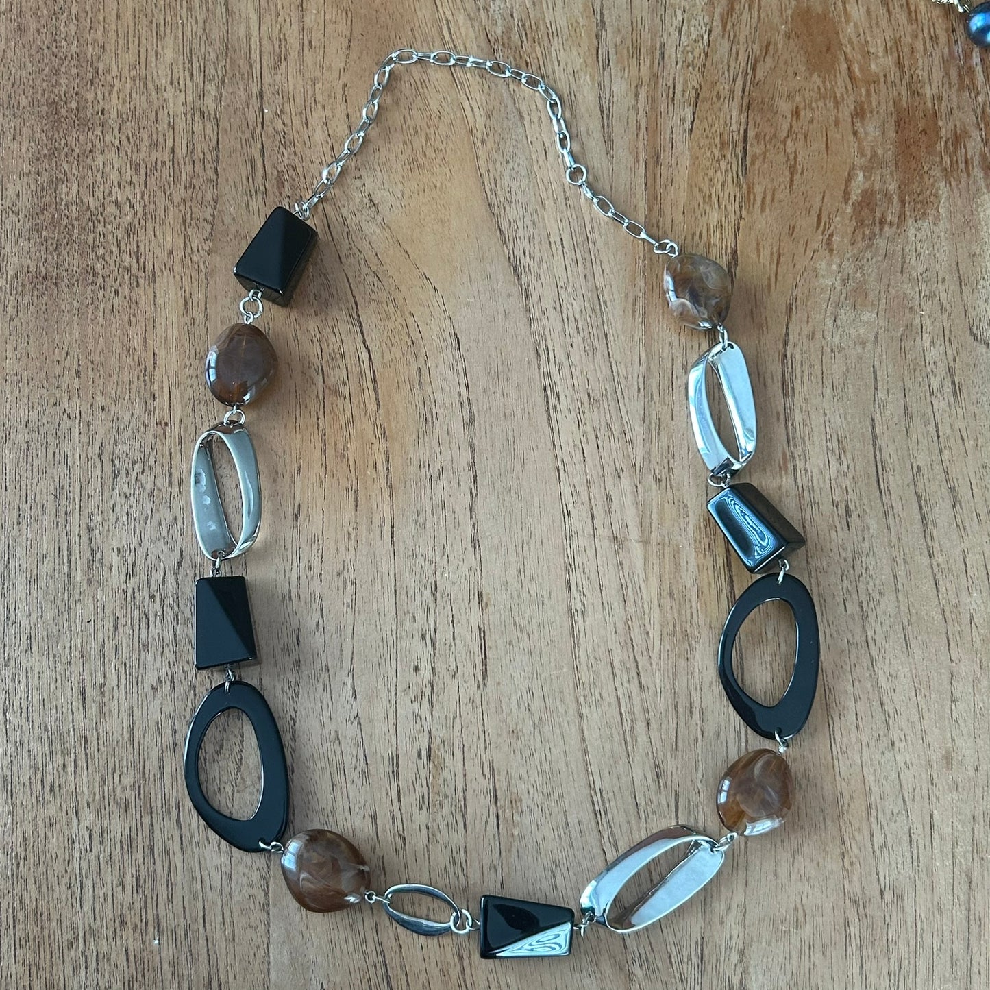 70s-Inspired Long Statement Necklace – Black, Brown & Silver Tone – Chunky 44 cm