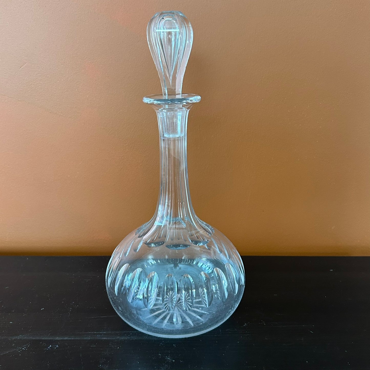 Beautiful Vintage Cut Glass Decanter / Carafe. 29 cm high. Bulb bottom with glass stopper.