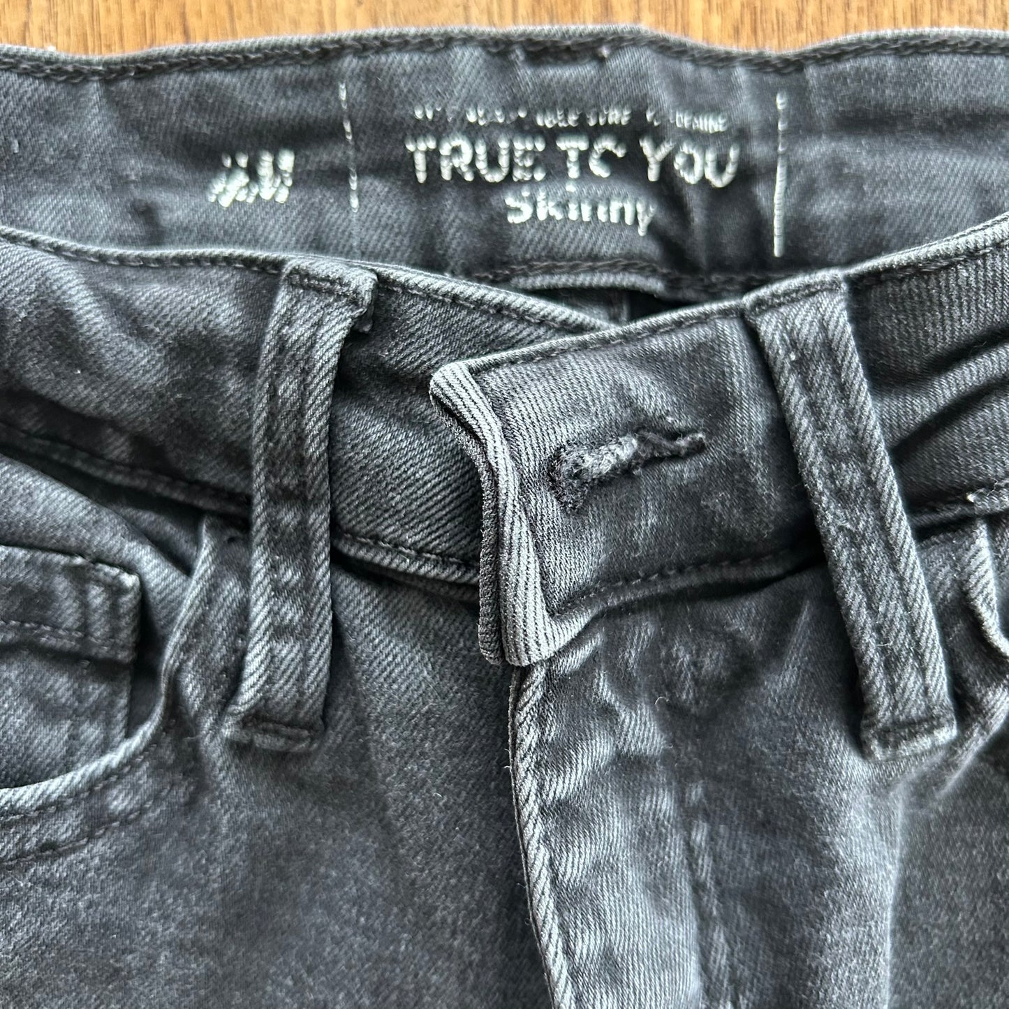 H&M True To You Skinny Stretch Jeans Size S / 8. Faded Black. Mid / High Rise (10"). Hem width 5"