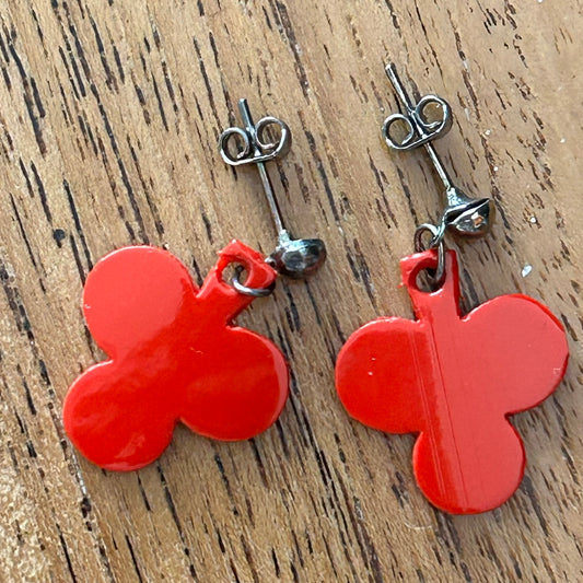 Pair Of Retro Kitsch Plastic Clubs / Playing Card Drop Earrings Red. For pierced ears.