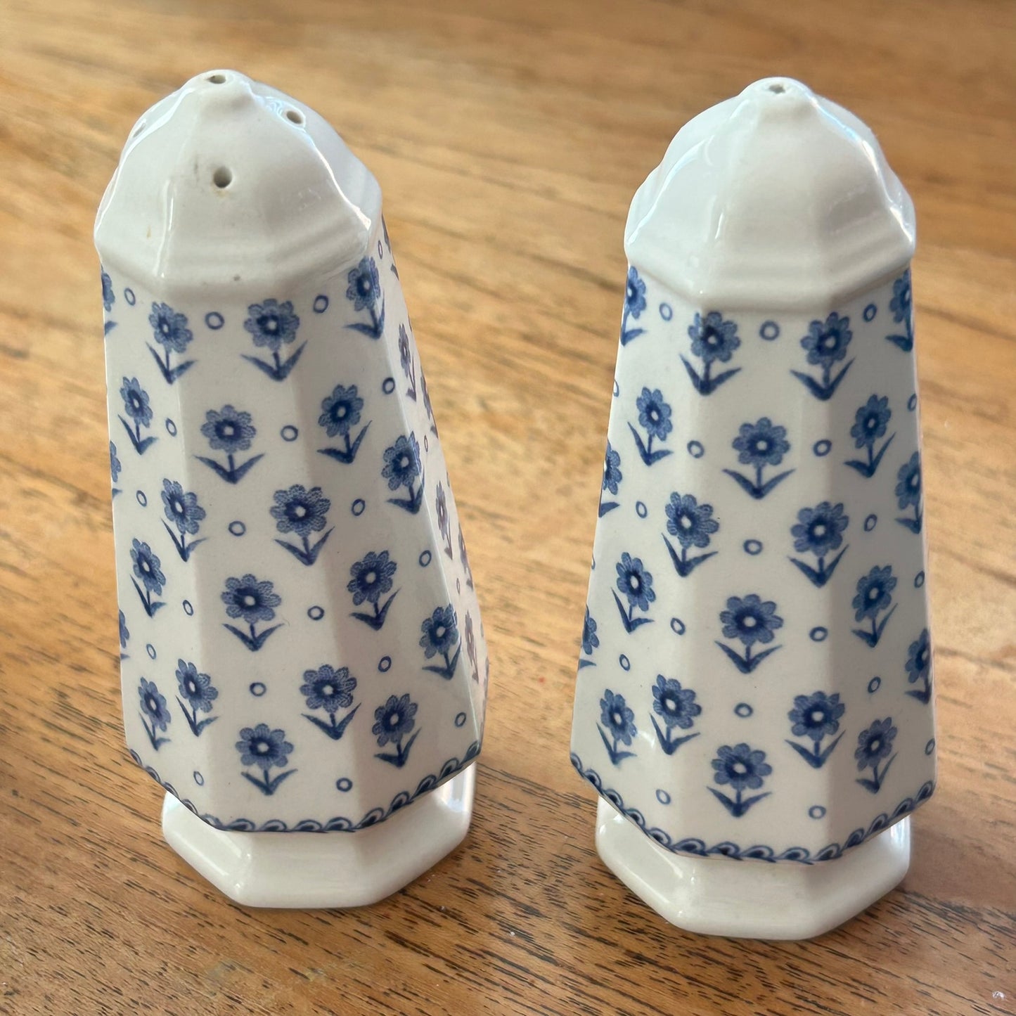 Adams Blue Daisy Salt & Pepper Pots – Vintage Blue & White China – 1980s - Simple design. Classic shape.