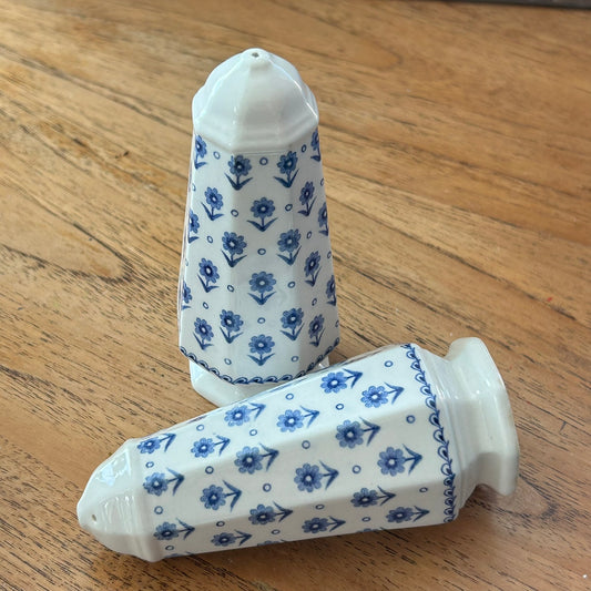 Adams Blue Daisy Salt & Pepper Pots – Vintage Blue & White China – 1980s - Simple design. Classic shape.