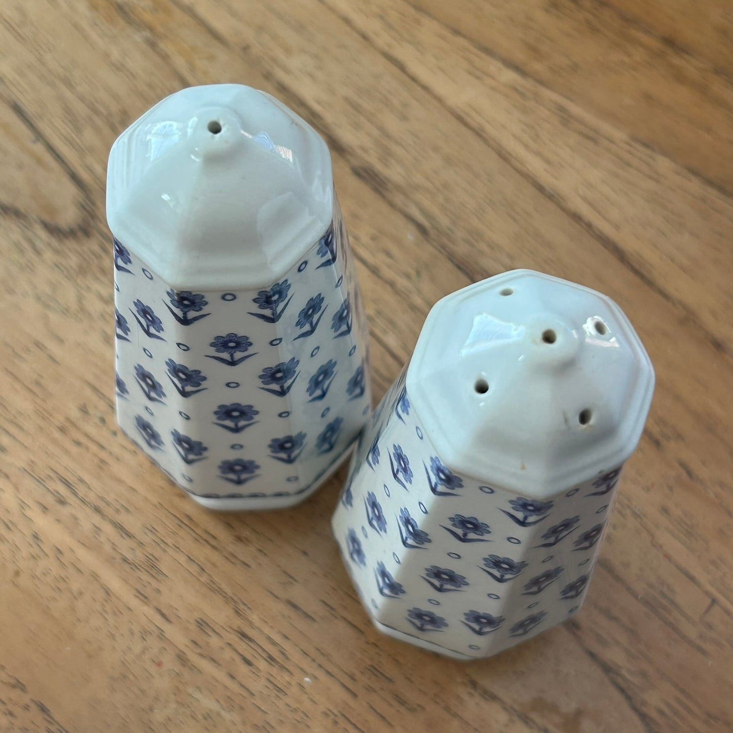 Adams Blue Daisy Salt & Pepper Pots – Vintage Blue & White China – 1980s - Simple design. Classic shape.