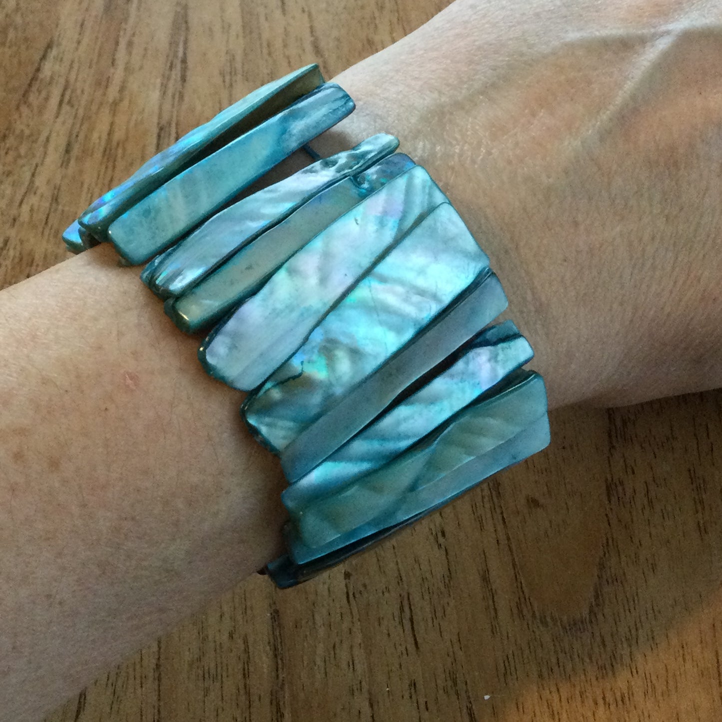 Turquoise Blue Mother of Pearl / Shell Expanding Bracelet – 4.5 cm Wide – Beachy, Boho, Festival Style – Preloved, Comes in Linen Drawstring Bag