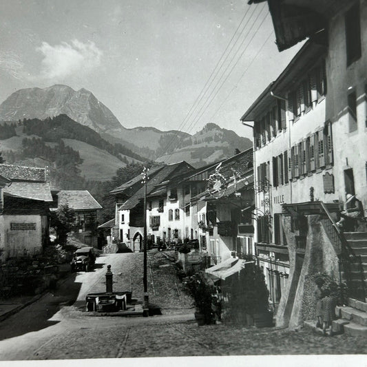 Vintage Postcard 1930s - SWITZERLAND - Greyeres - La rue et le Moleson - Black and white