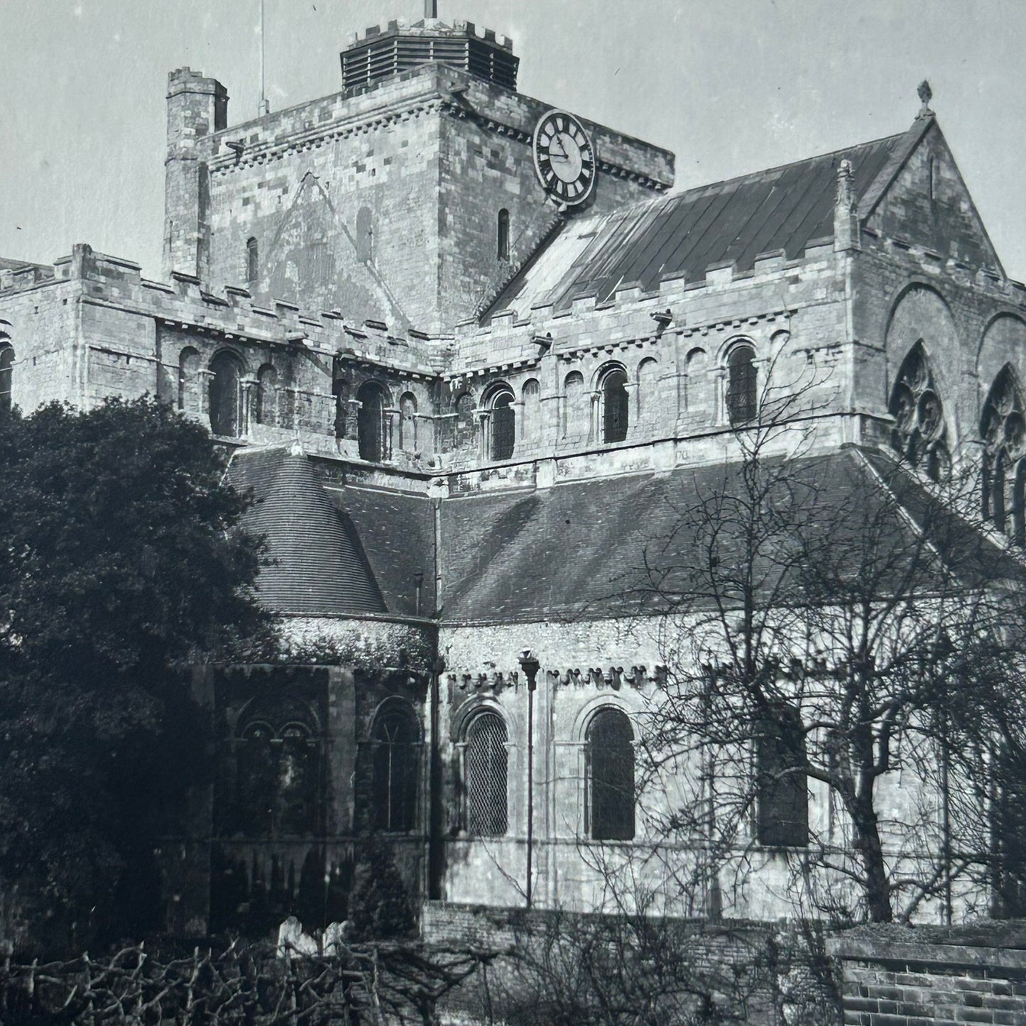 Vintage 1930s 1932 postcard - ENGLAND - Romsey Abbey, Hampshire - Norman Church - Black And White