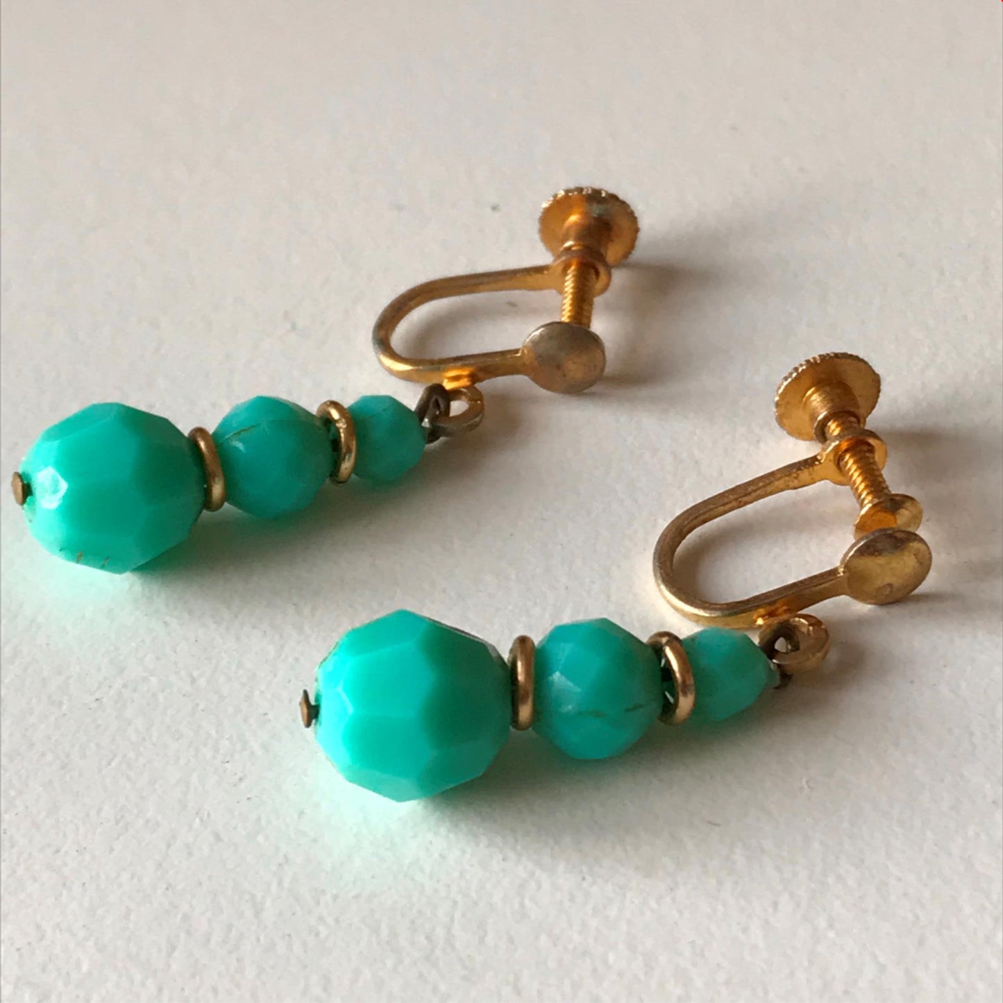 Vintage dangly drop earring screw back / clip on gold tone and turquoise blue/green beads