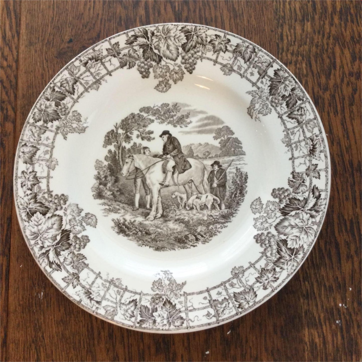 Pretty Copeland Spode’s Byron plate vine leaf design hunting scene in centre