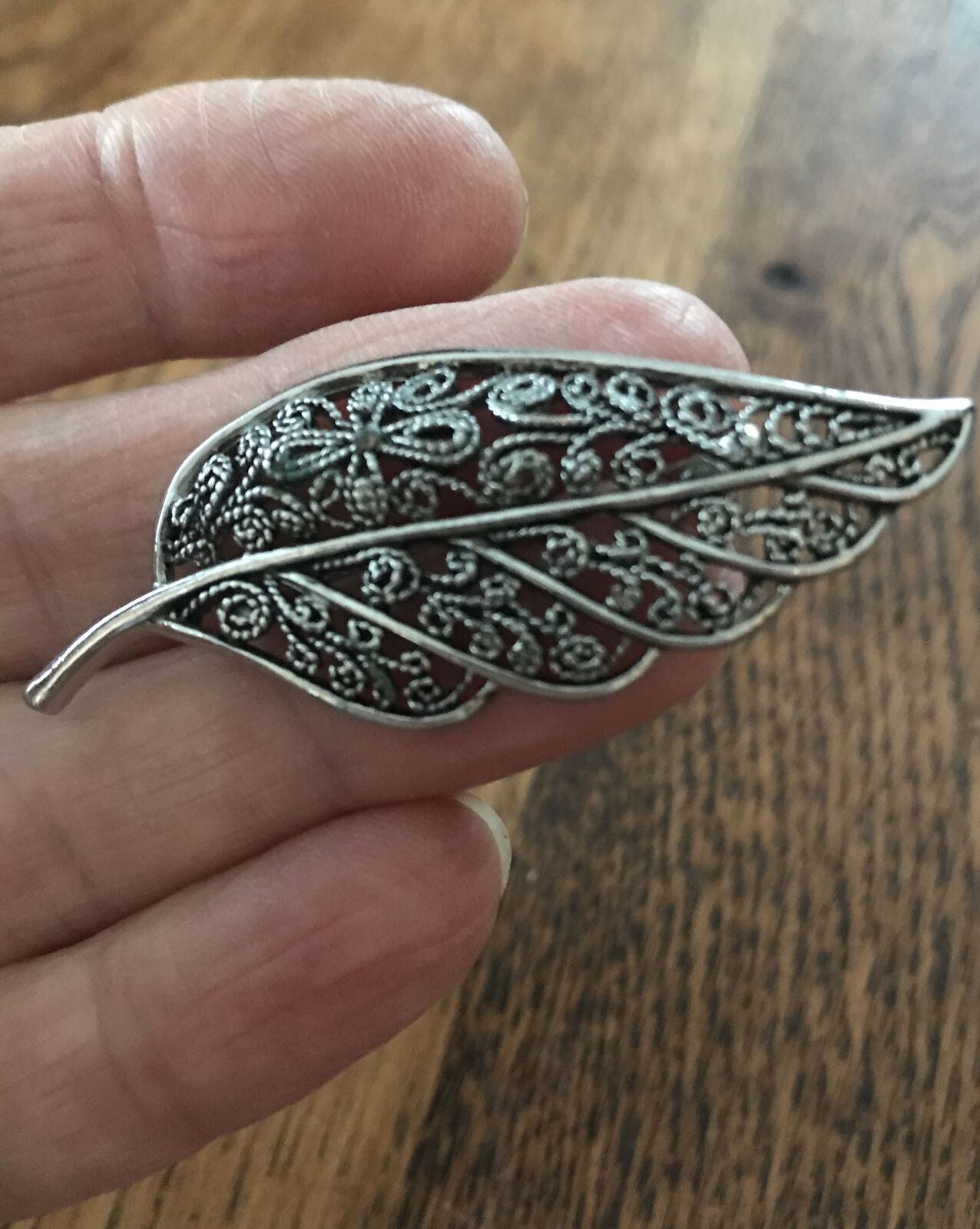 Vintage Jewellery stunning silver tone matt filigree leaf Brooch Ornate Detail