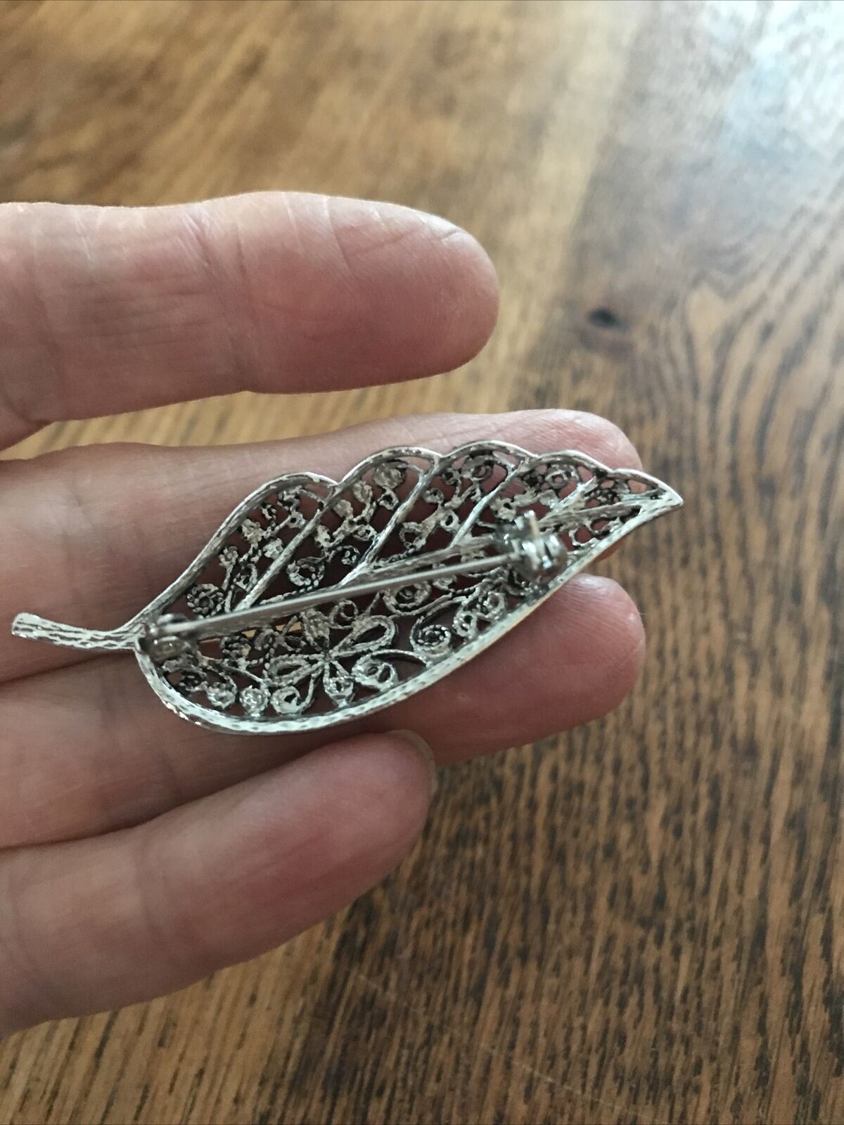 Vintage Jewellery stunning silver tone matt filigree leaf Brooch Ornate Detail