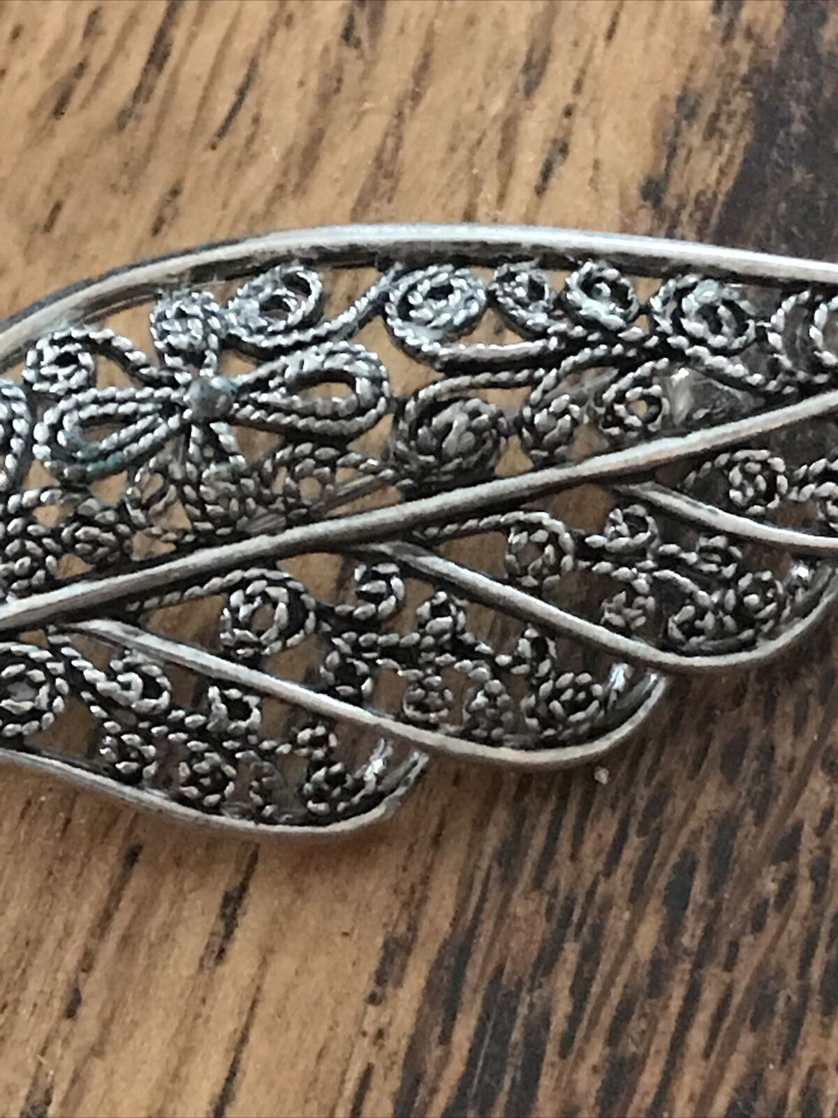 Vintage Jewellery stunning silver tone matt filigree leaf Brooch Ornate Detail