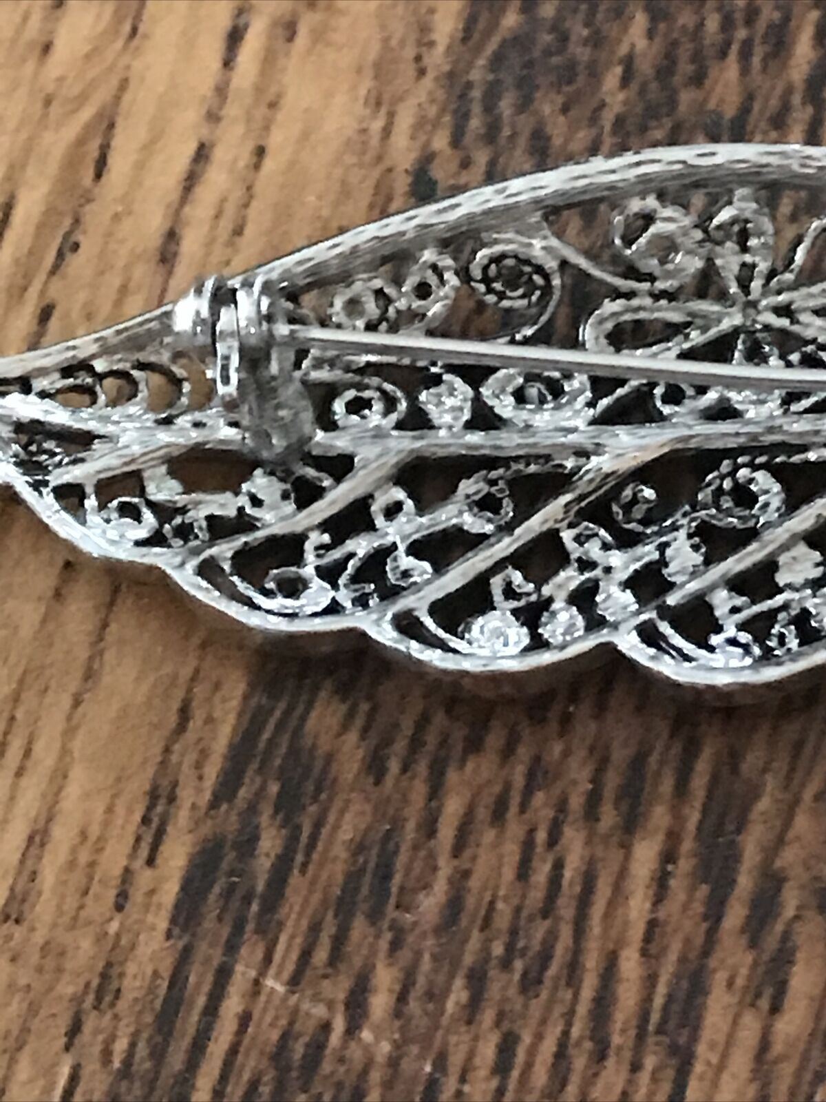 Vintage Jewellery stunning silver tone matt filigree leaf Brooch Ornate Detail