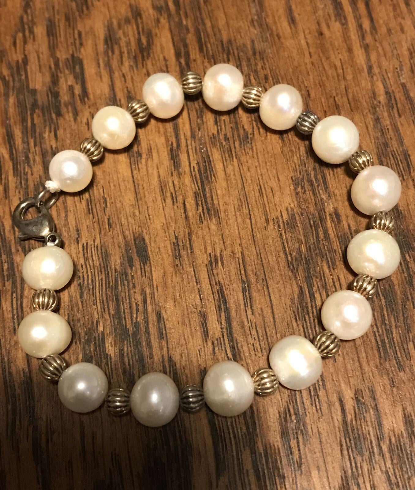 Pretty Vintage Bracelet Simulated Pearl And Gold Tone Beads. Elegant. Classy.