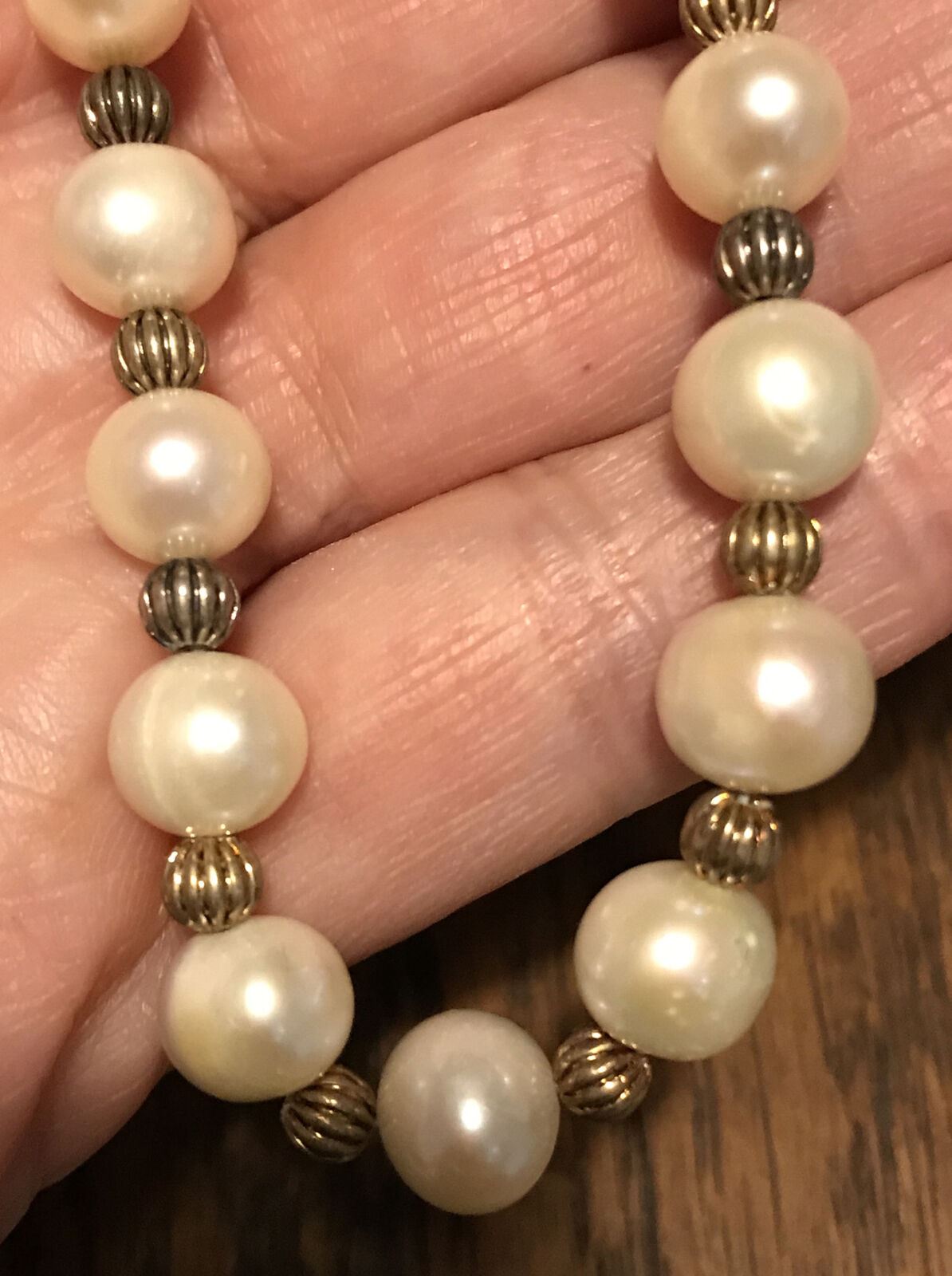 Pretty Vintage Bracelet Simulated Pearl And Gold Tone Beads. Elegant. Classy.