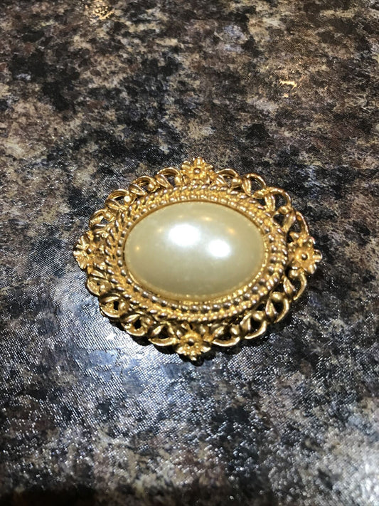 Scarf Clip Vintage. Large Oval Simulated Pearl With Ornate Gold Surround Classic