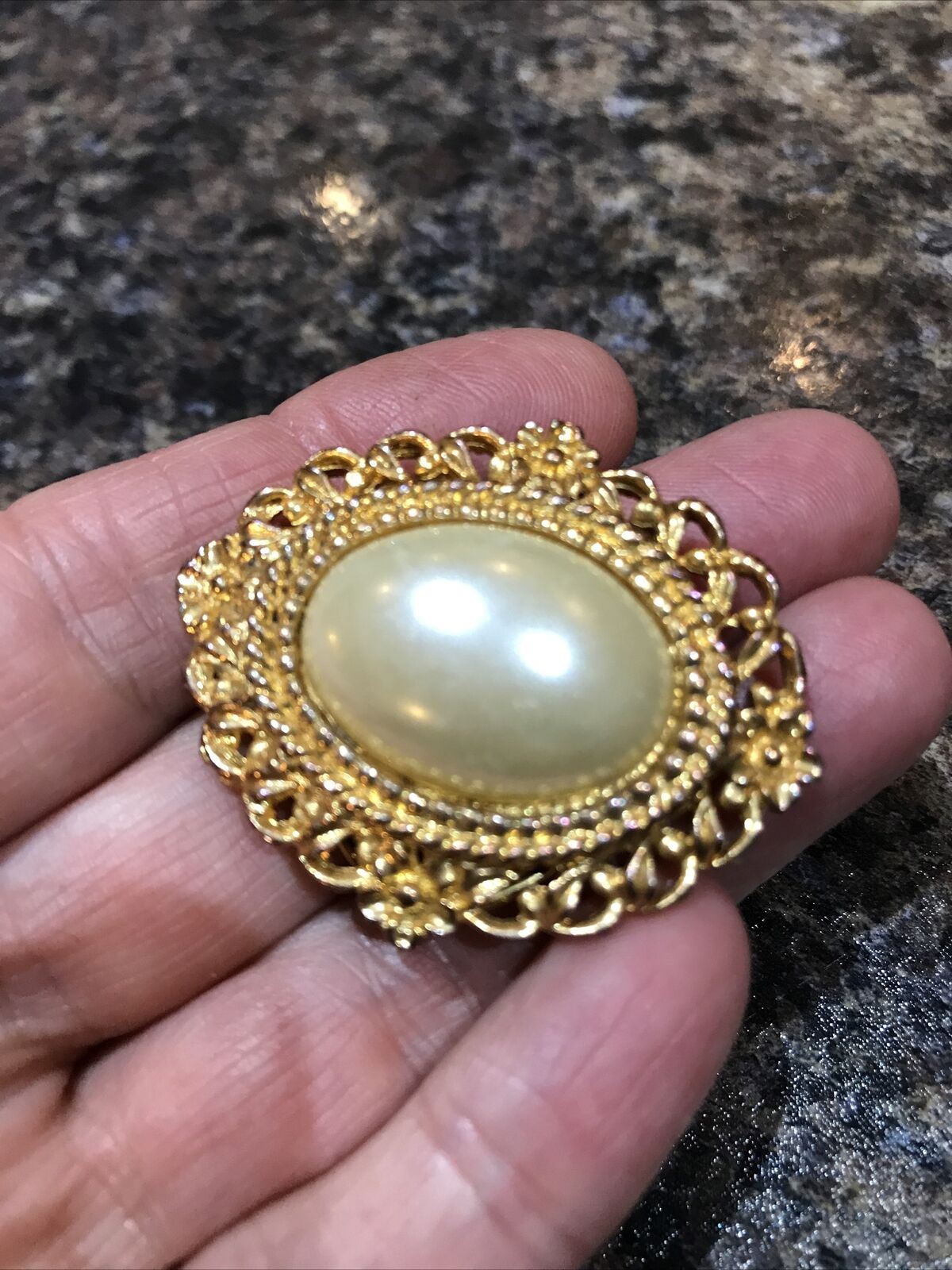 Scarf Clip Vintage. Large Oval Simulated Pearl With Ornate Gold Surround Classic