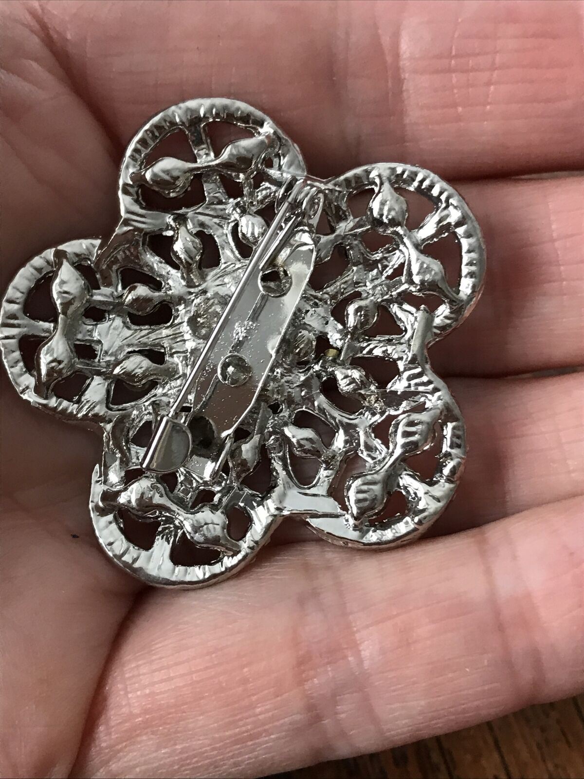 Vintage Diamante Brooch. Flower Shape. Clear Stones. Great Condition. Pretty