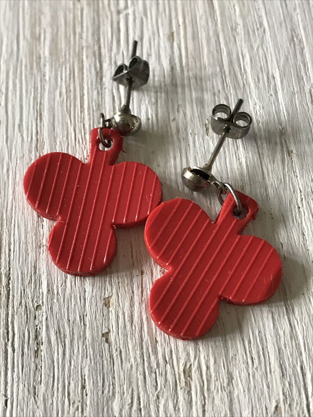 Pair Of Retro Kitsch Plastic Clubs Playing Card Drop Earrings Red.