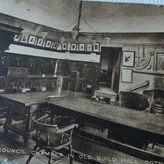 Vintage 1930s Postcard - ENGLAND - Totnes - Devon - Old Guild Hall Council Chamber - Black & White. Interior photo. Posted.