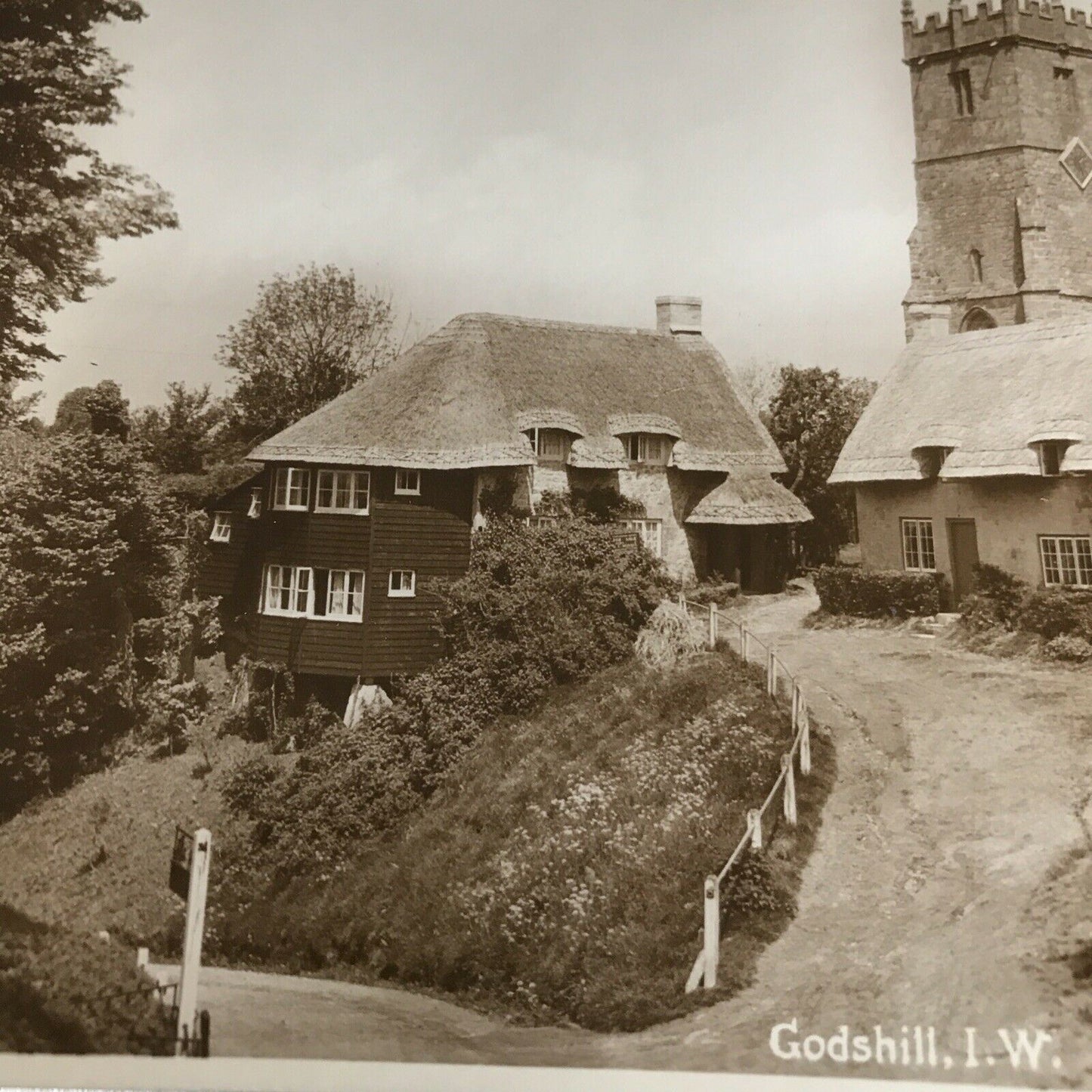 Isle Of Wight Memorabilia Vintage Postcard Godshill Village Scene Church