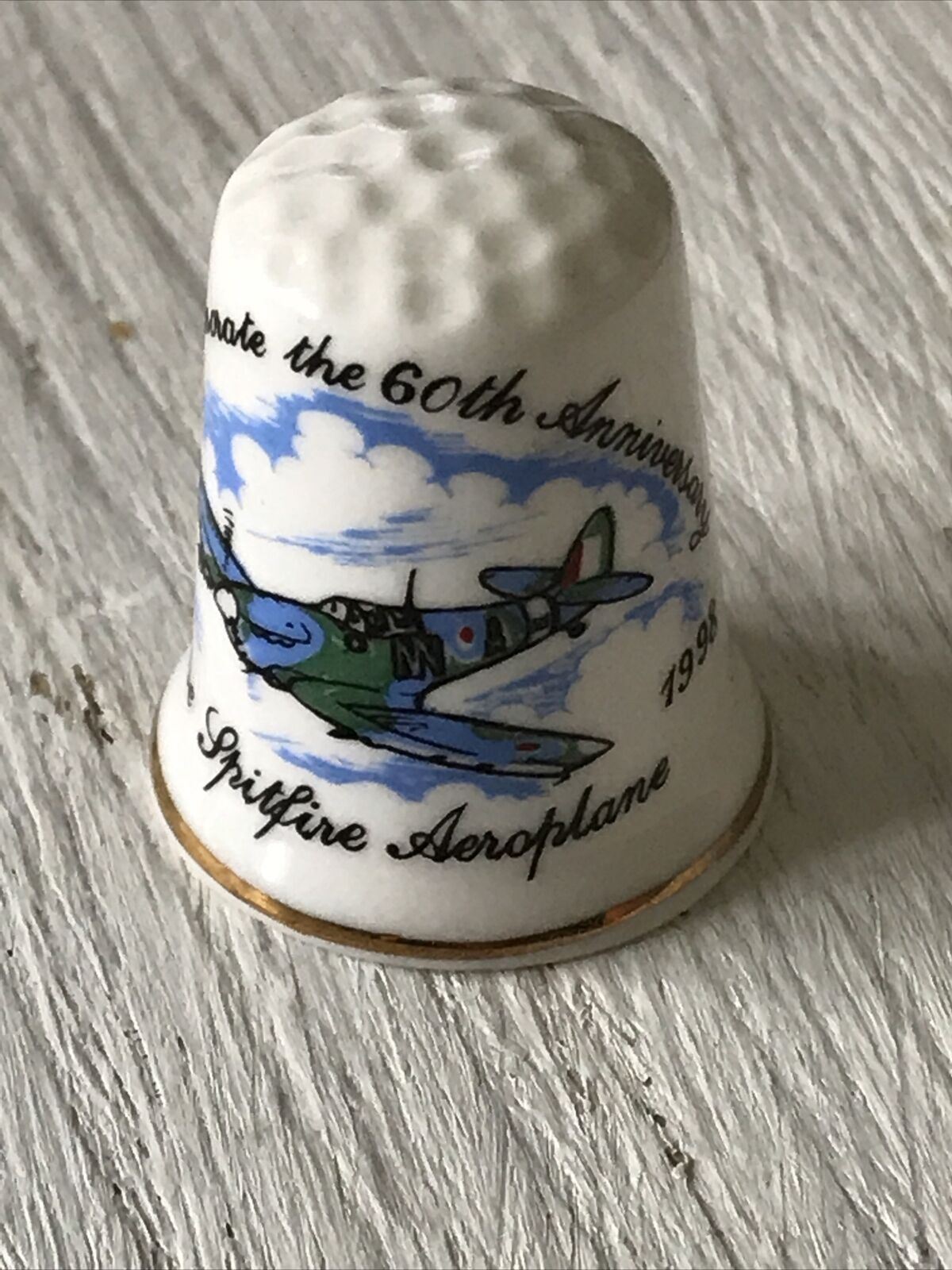 Bone China Thimble 60th Anniversary Spitfire Aéroplane 1938-1998 Thimble Guild