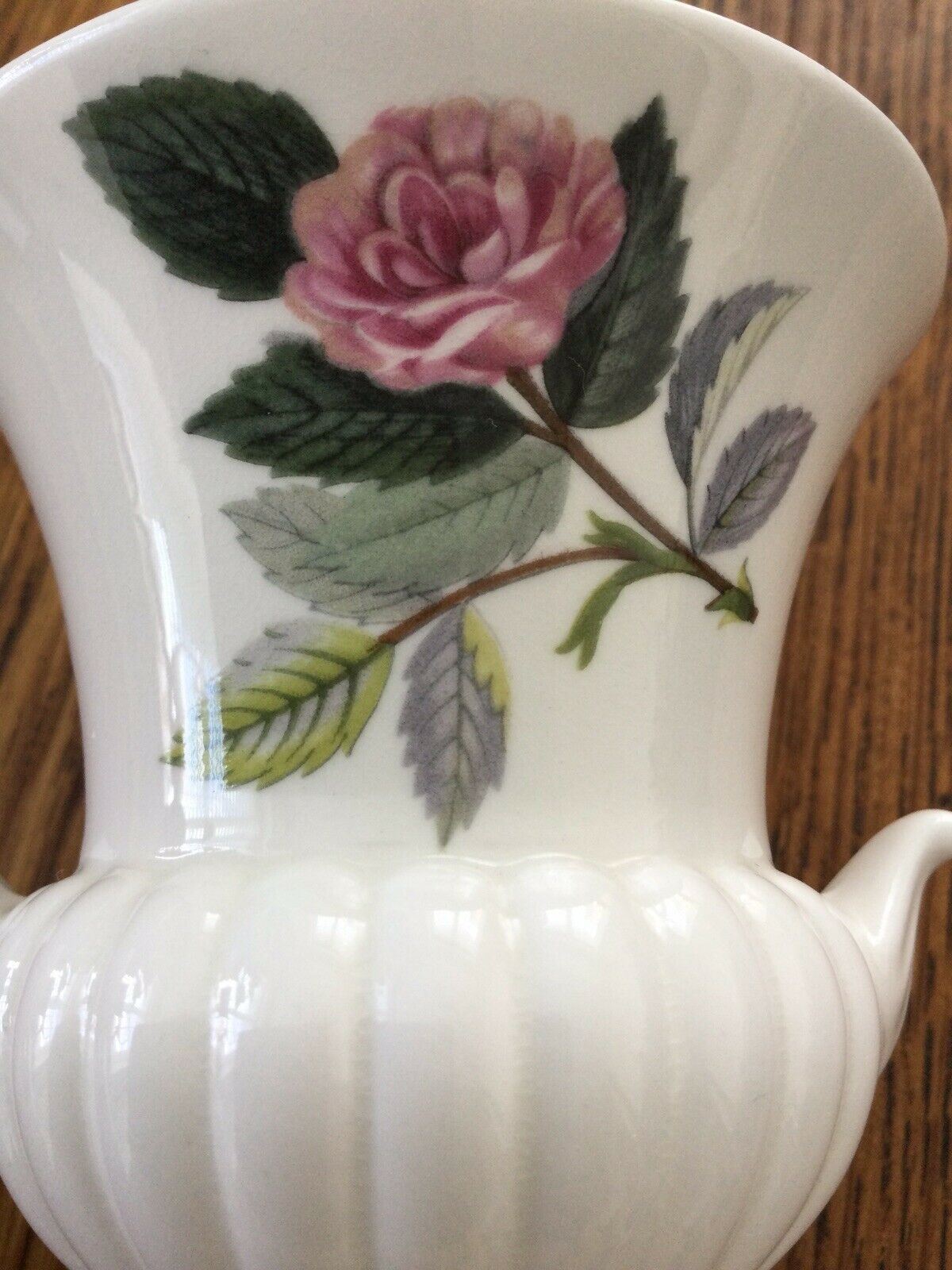 Small Vintage Wedgwood Bud / Posy Vase, Urn Shape. Pink Rose Design. Classical Shape.