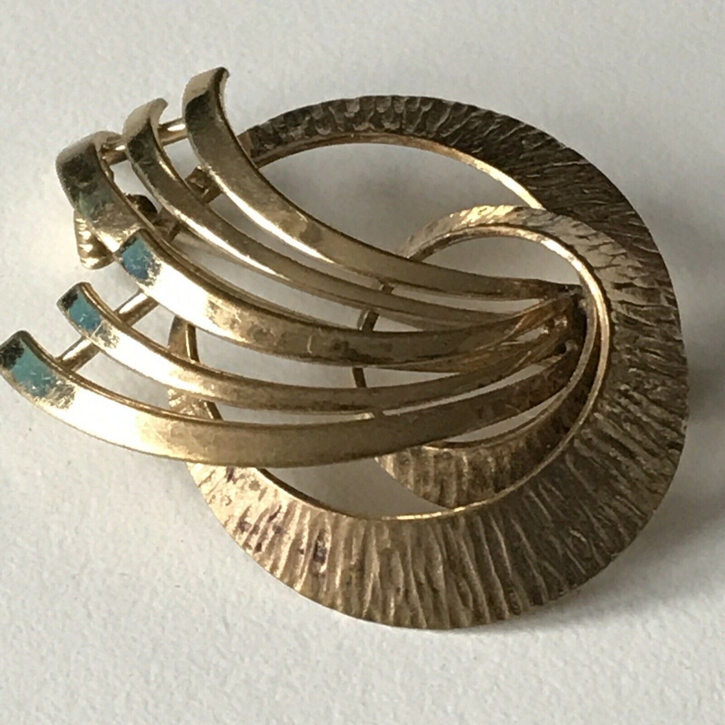 Elegant Gold Plated Vintage Swirl Brooch Textured Abstract Round Polished