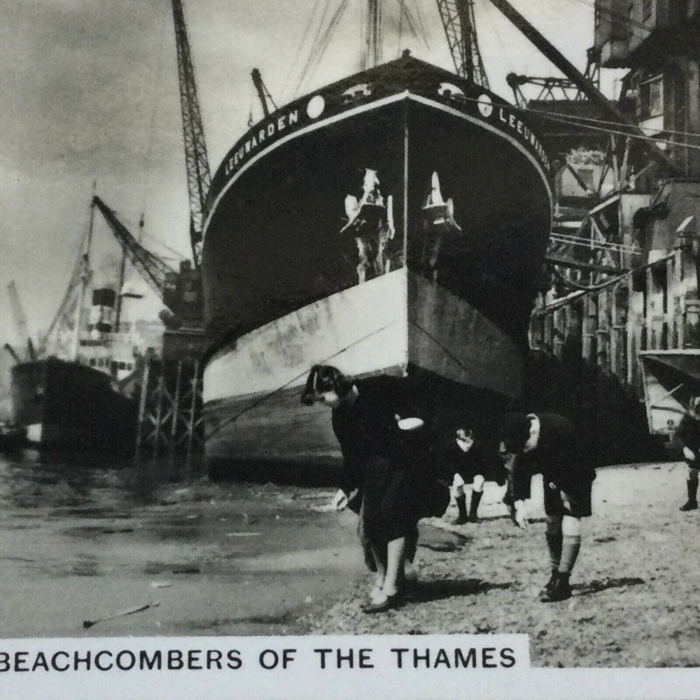 Vintage Photo Cigarette Card BEACHCOMBERS  OF THE THAMES 1939 1930s Senior Servi