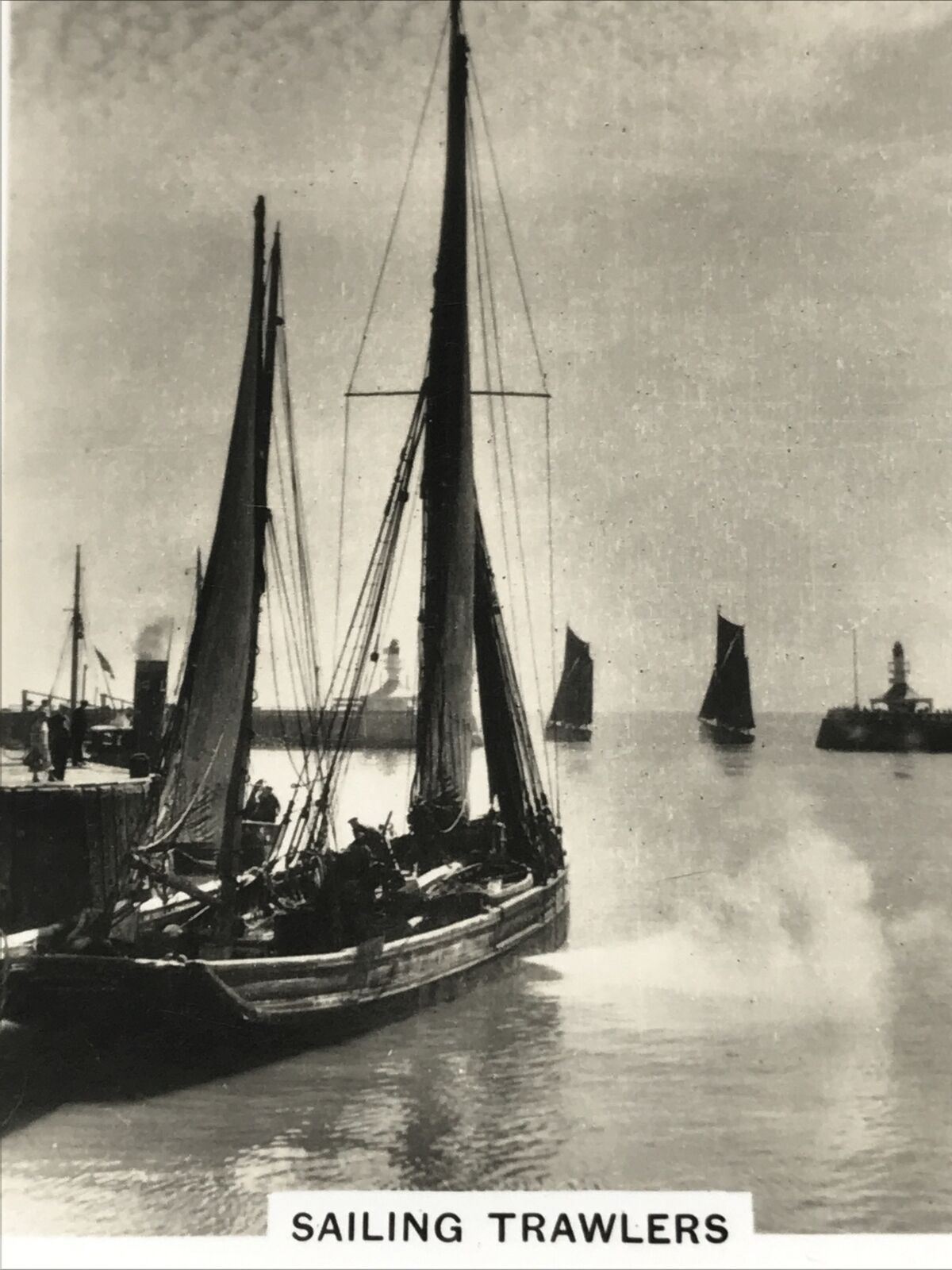 Vintage Photo Cigarette Card 1939 1930s Sailing Trawlers Lowestoft Harbour #19