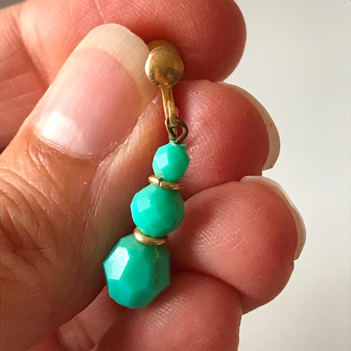 Vintage dangly drop earring screw back / clip on gold tone and turquoise blue/green beads