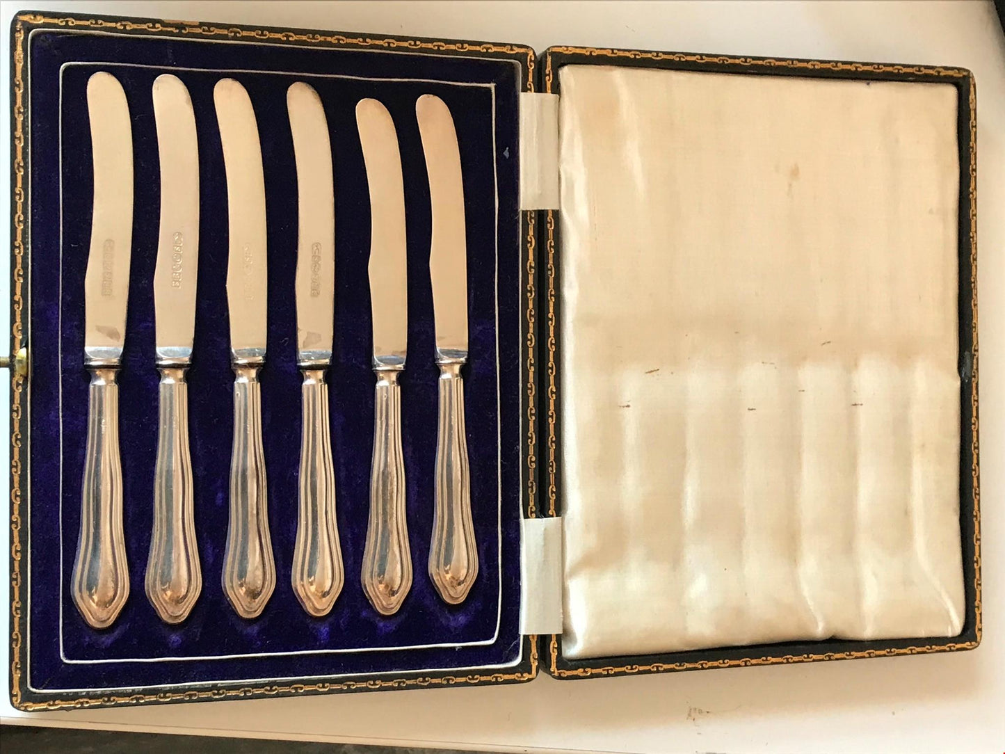 Beautiful cased set of 6 Sheffield Hallmarked solid silver butter knives 1914?