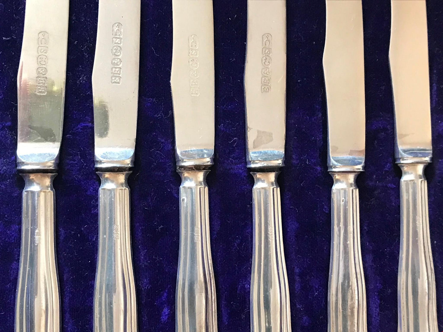 Beautiful cased set of 6 Sheffield Hallmarked solid silver butter knives 1914?