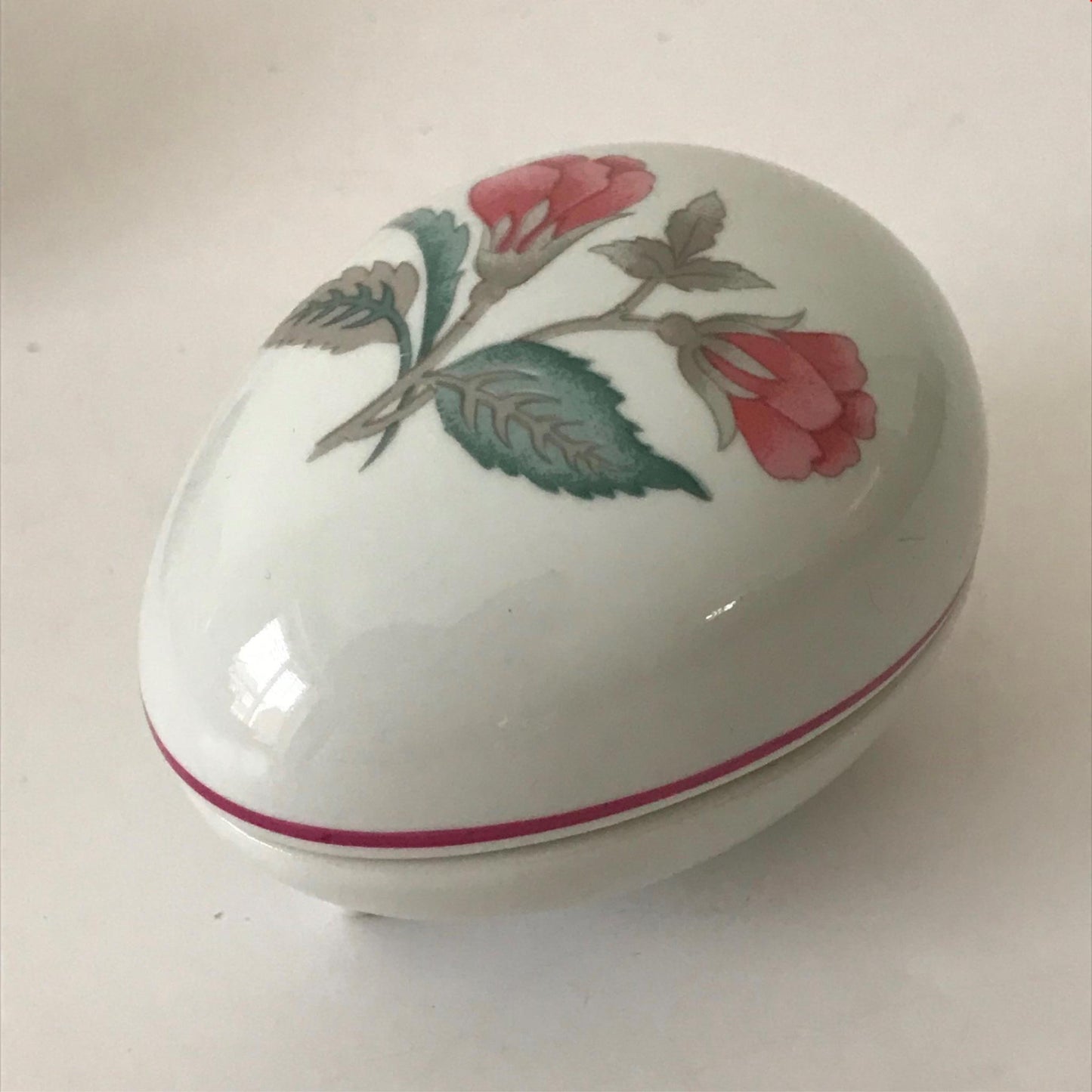 Porcelana Egg Shaped Trinket pot dish lidded / Real Brazil By Ingrid S. Lara