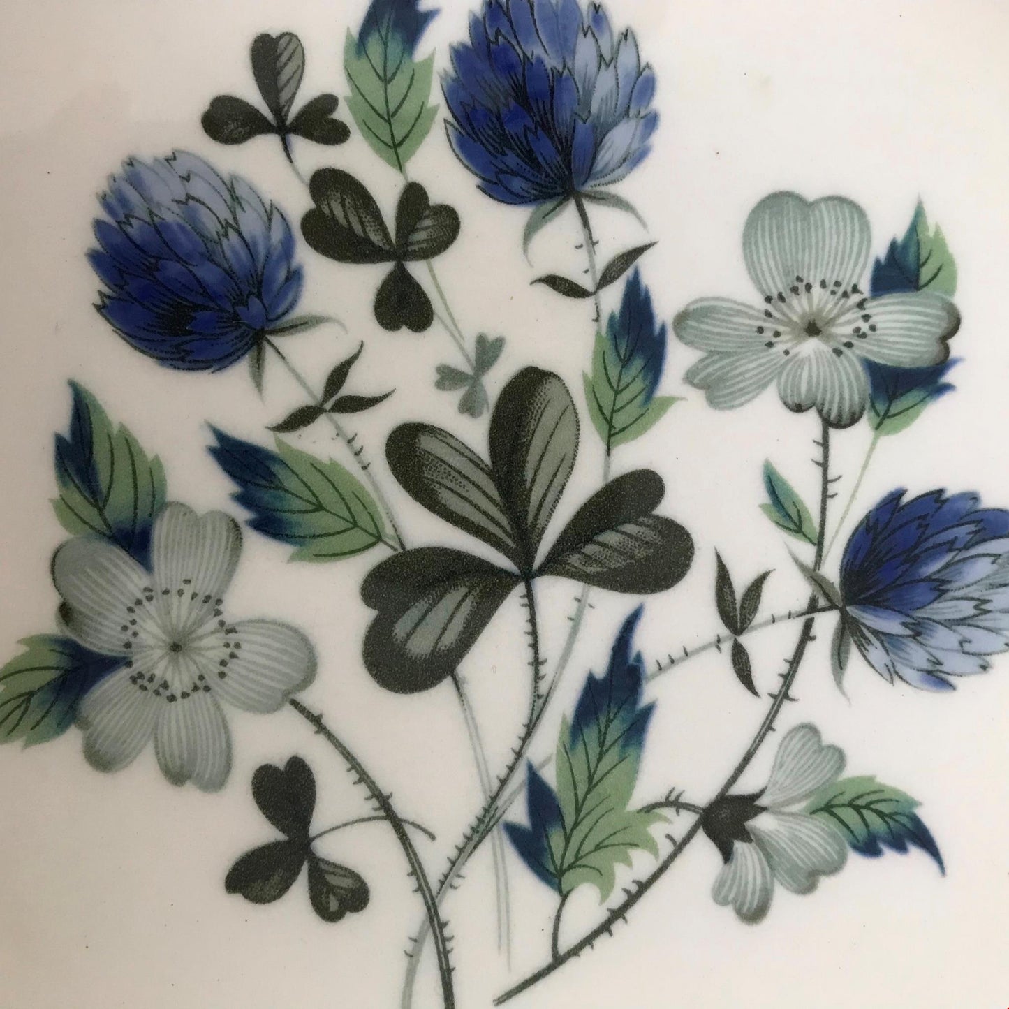 VINTAGE ALFRED MEAKIN BLUE CLOVER DESIGN FLUTED EDGE PLATE 10" Pretty floral 50s