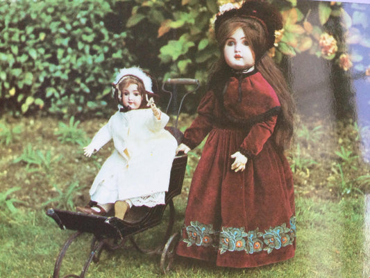 POSTCARD SHOWING ANTIQUE DOLLS ARRETON MANOR DOLL MUSEUM ISLE OF WIGHT FRENCH