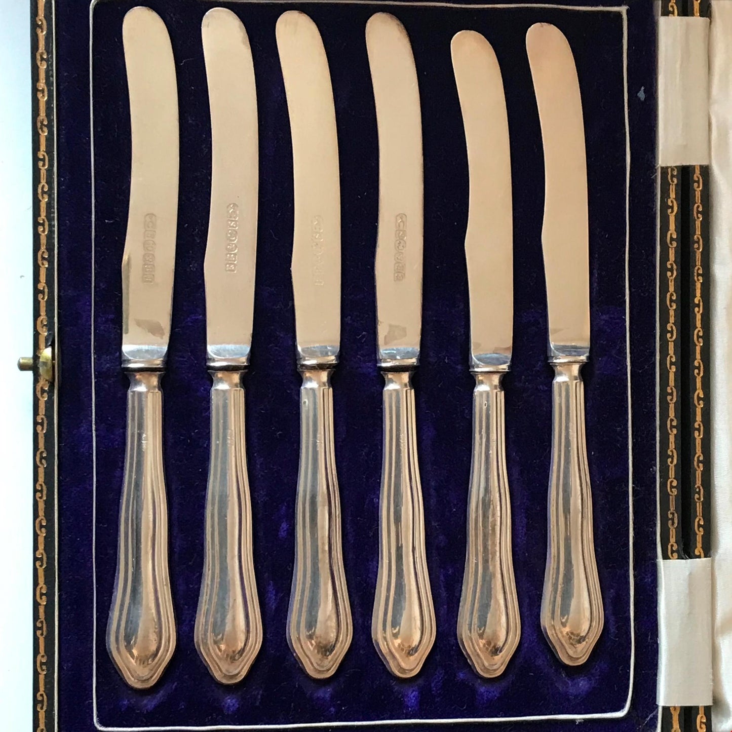 Beautiful cased set of 6 Sheffield Hallmarked solid silver butter knives 1914?