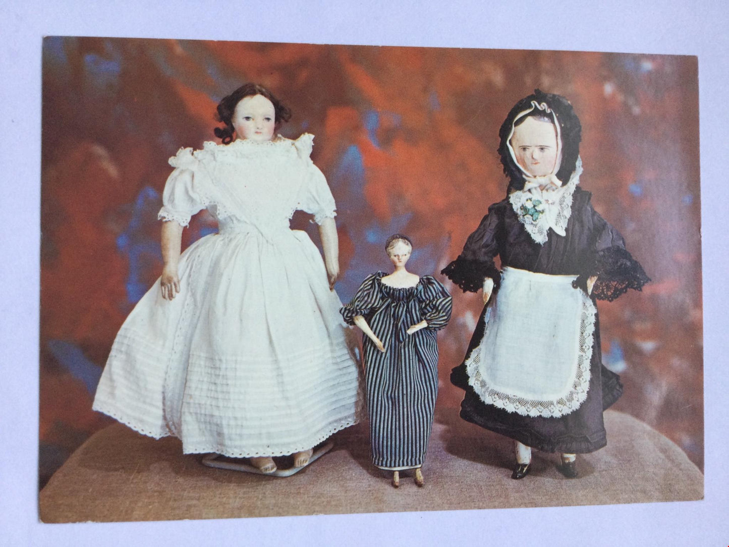 POSTCARD SHOWING ANTIQUE DOLLS ARRETON MANOR DOLL MUSEUM ISLE OF WIGHT GERMAN