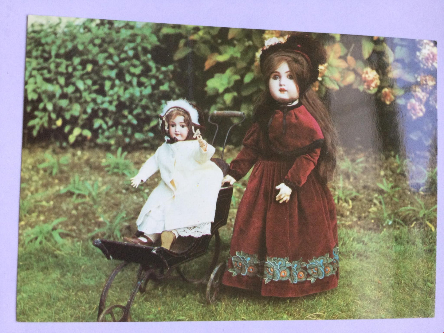 POSTCARD SHOWING ANTIQUE DOLLS ARRETON MANOR DOLL MUSEUM ISLE OF WIGHT FRENCH