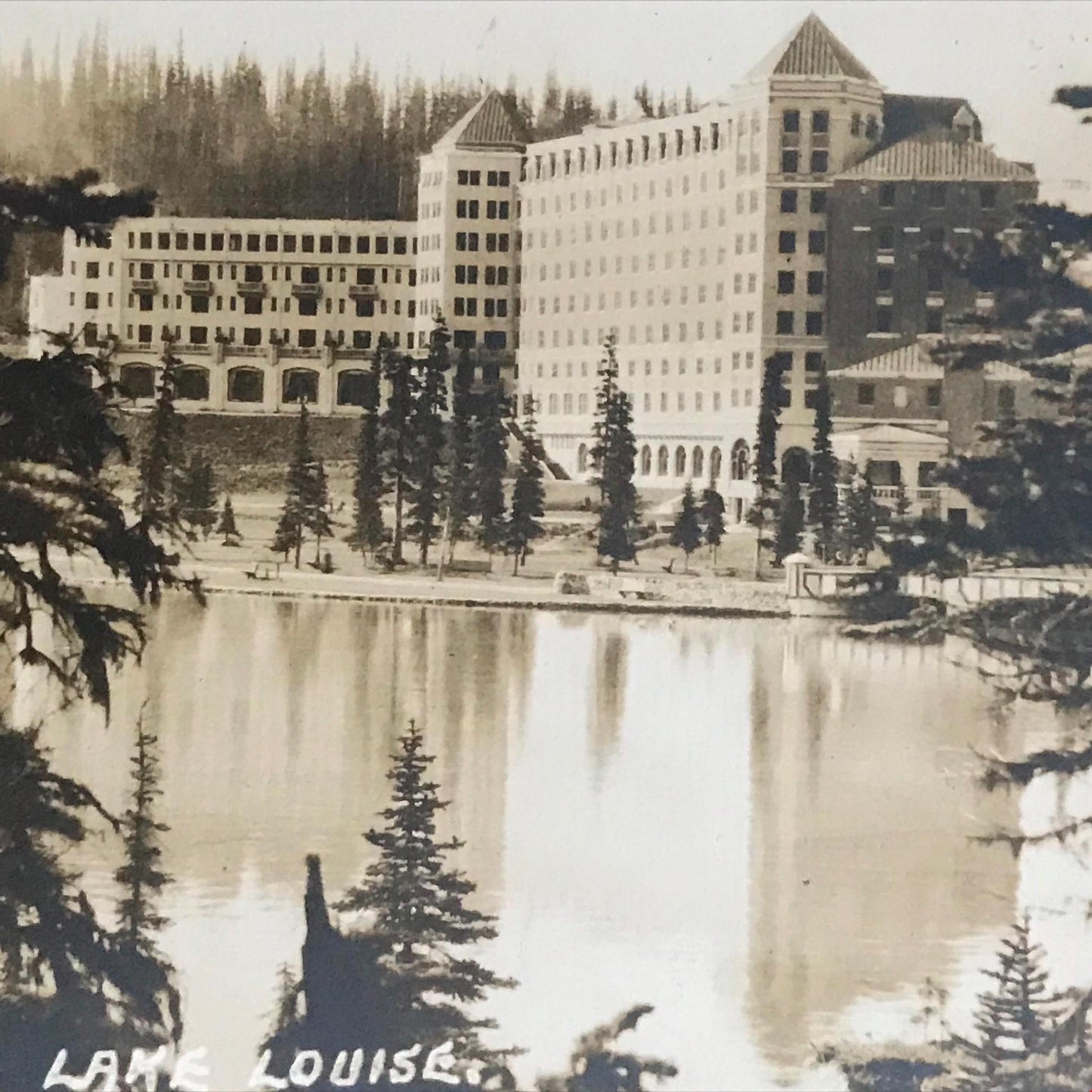 Vintage 1930s postcard CHATEAU LAKE LOUISE Fairmont Canada