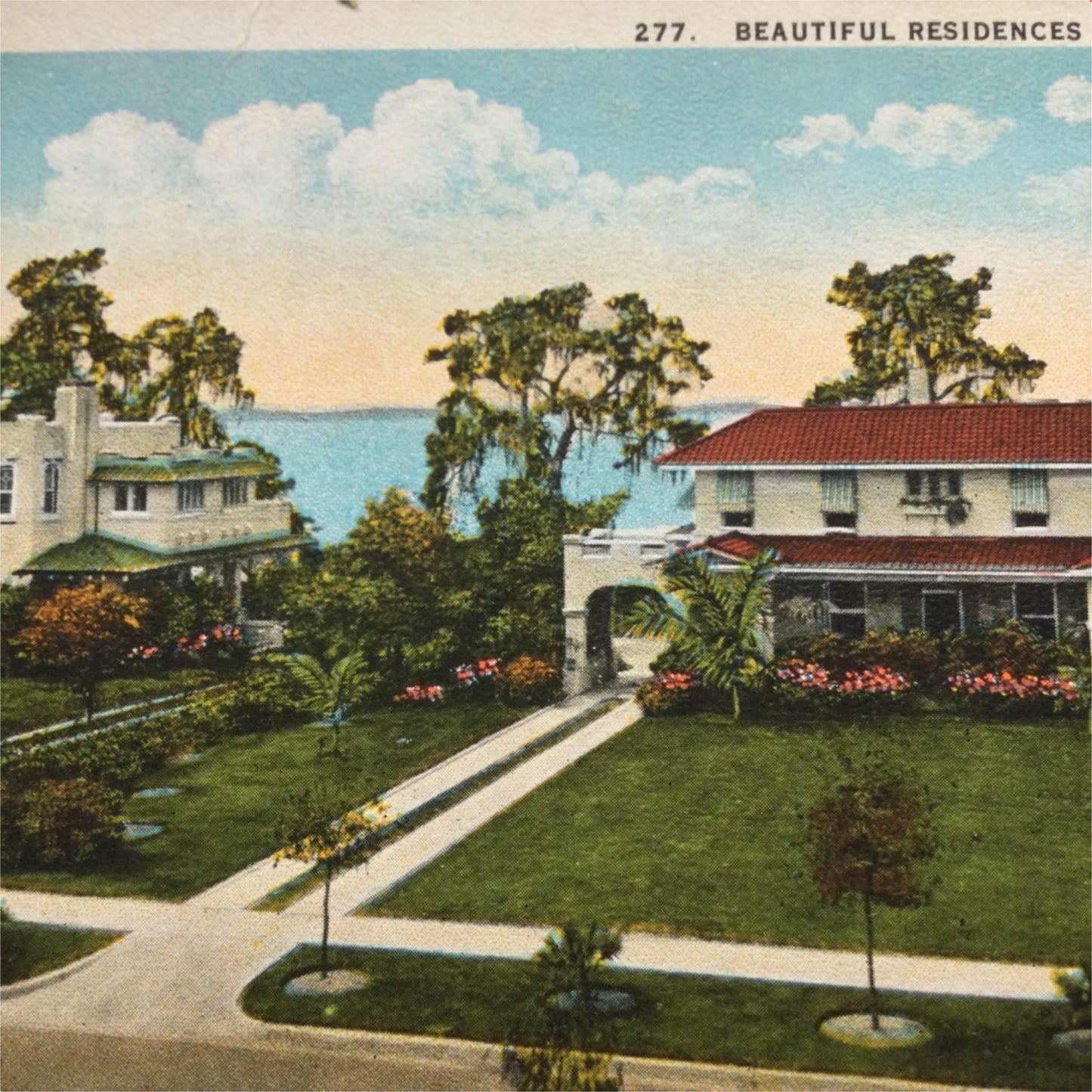 Vintage postcard  BEAUTIFUL RESIDENCES IN FLORIDA LOVELY HOUSES LAWNS SEA BEHIND