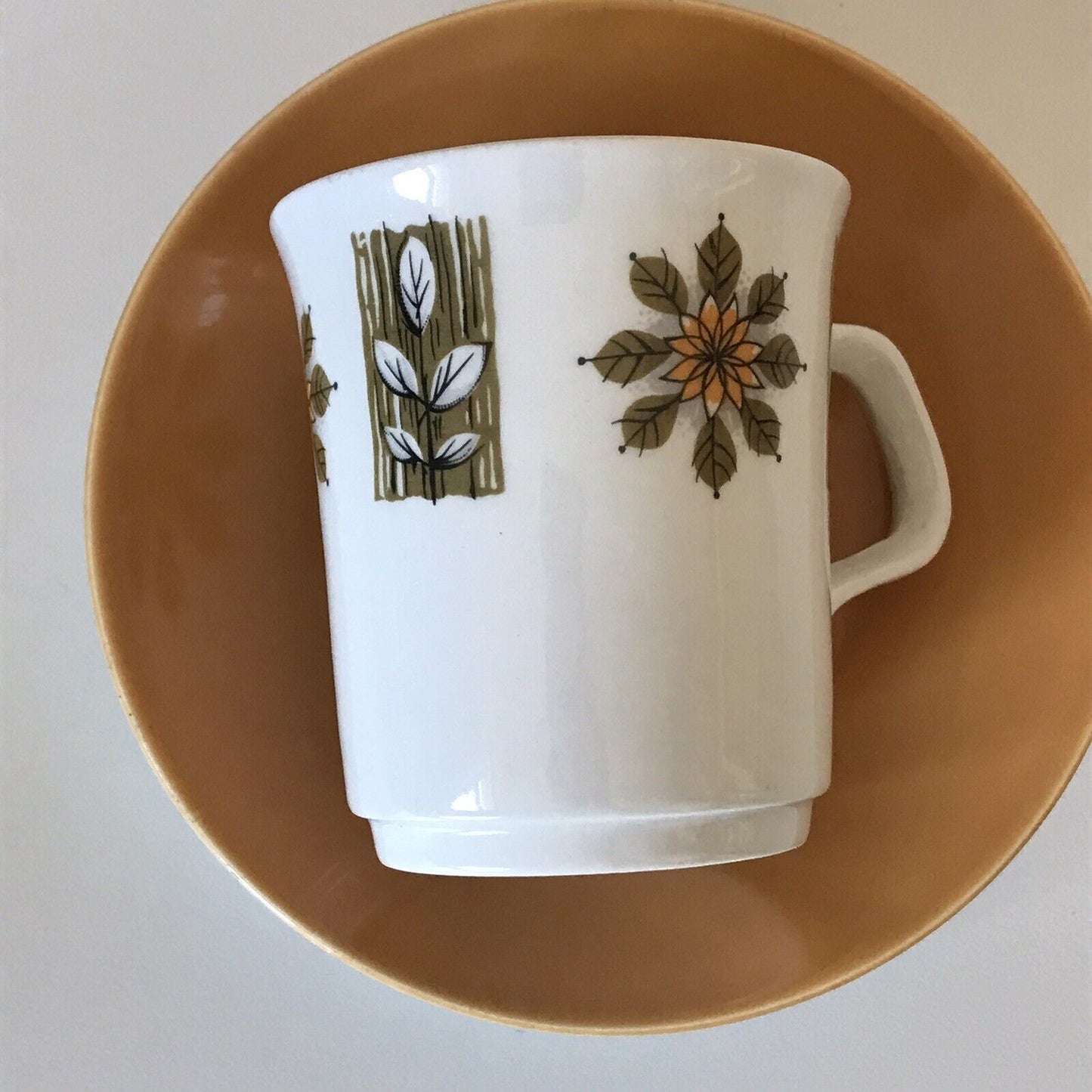 Single coffee can / cup & saucer J&G Meakin Town Talk 1960s Retro Leaf Design